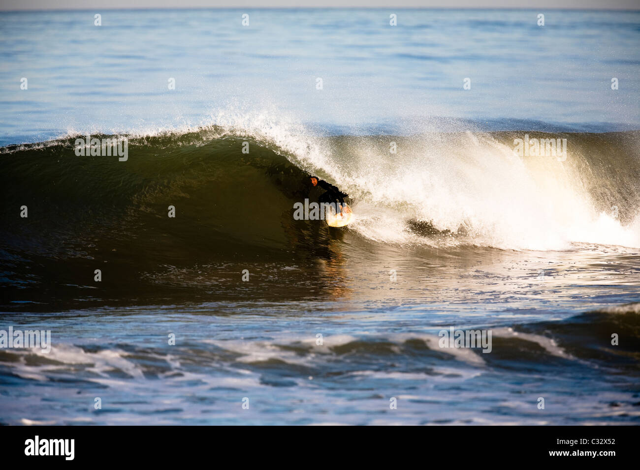 Un surfista ottiene canna presso la Santa Clara foce in Ventura, California. Foto Stock