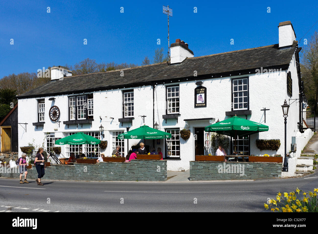 Il Brown Horse Country tradizionale pub, Winster, vicino al lago di Windermere, Parco Nazionale del Distretto dei Laghi, Cumbria, Regno Unito Foto Stock