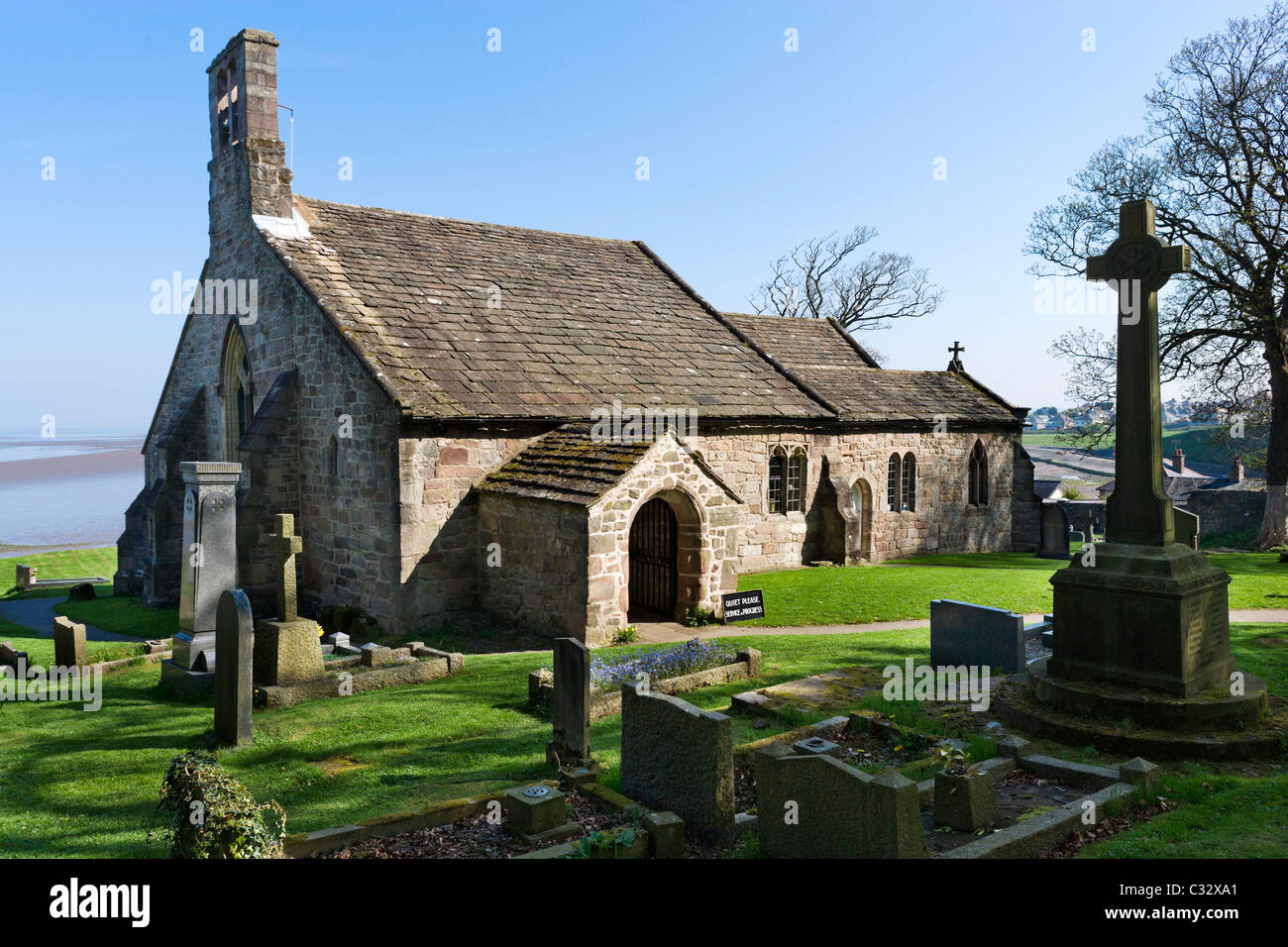 La storica chiesa di St Peter nel villaggio di Heysham, vicino a Morecambe, Lancashire, Regno Unito Foto Stock
