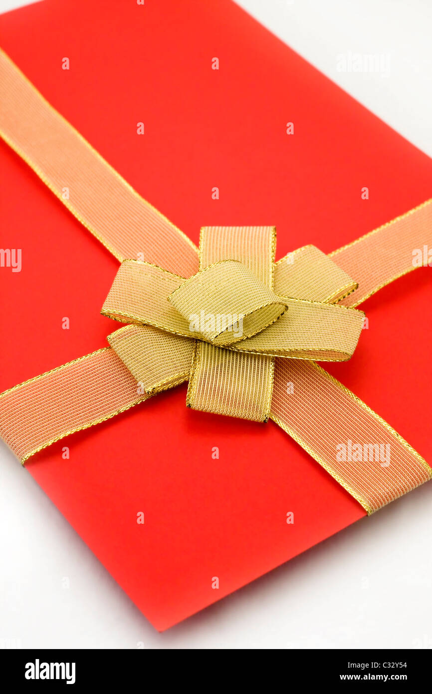 Casella rossa con golden bow e il nastro di inchiostro Foto Stock