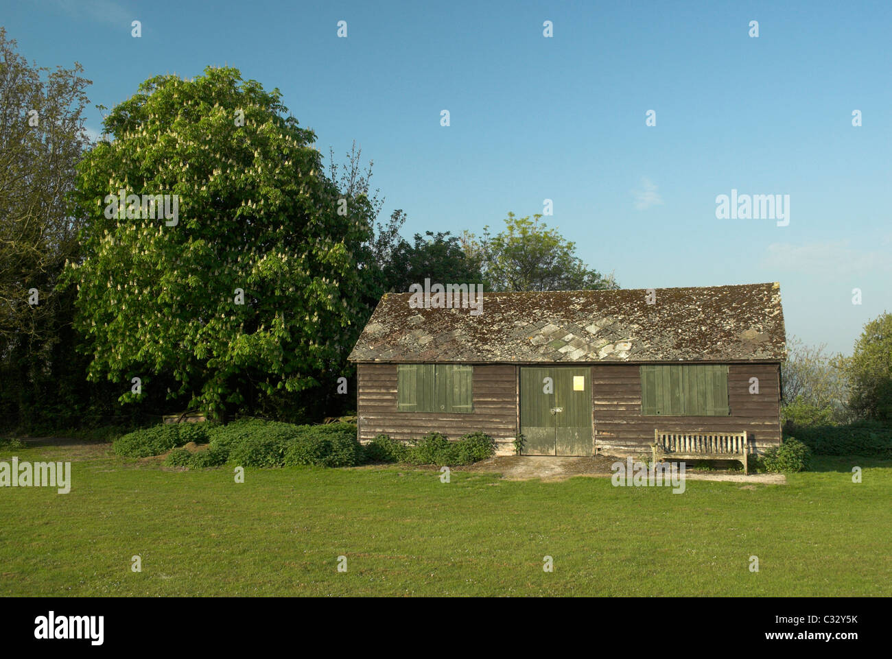 Burpham village green e il vecchio padiglione di cricket in primavera sole. Foto Stock