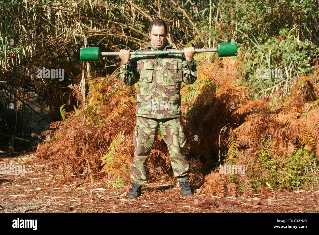 Militari allenamento fisico, con pesi Foto Stock