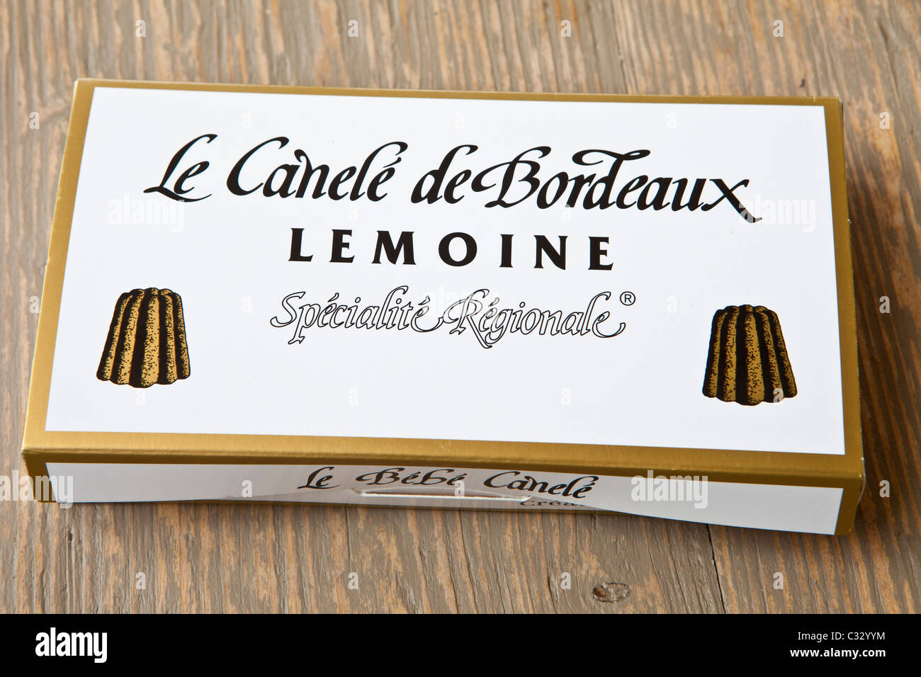 Specialità di pasticceria francese gateau torte da Lemoine Bordeaux in Francia, Le Canele de Bordeaux, in confezione regalo Foto Stock