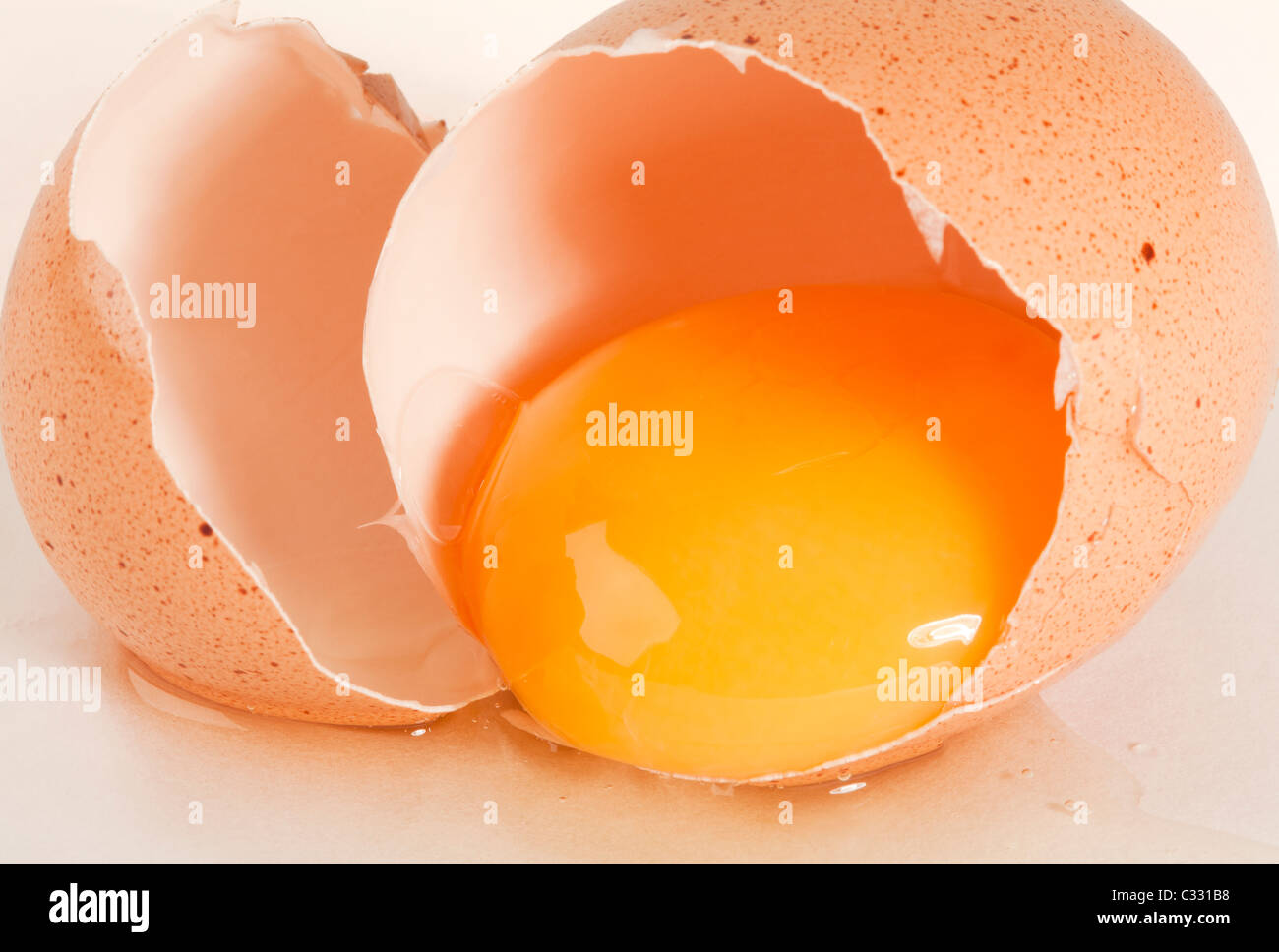 La rottura di un uovo di polli Foto Stock