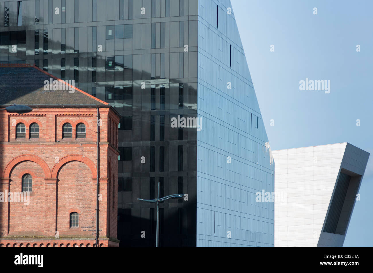 Abstract architettura - vecchio contrastante con la nuova isola di Mann lo sviluppo, in Liverpool. In Inghilterra. Foto Stock