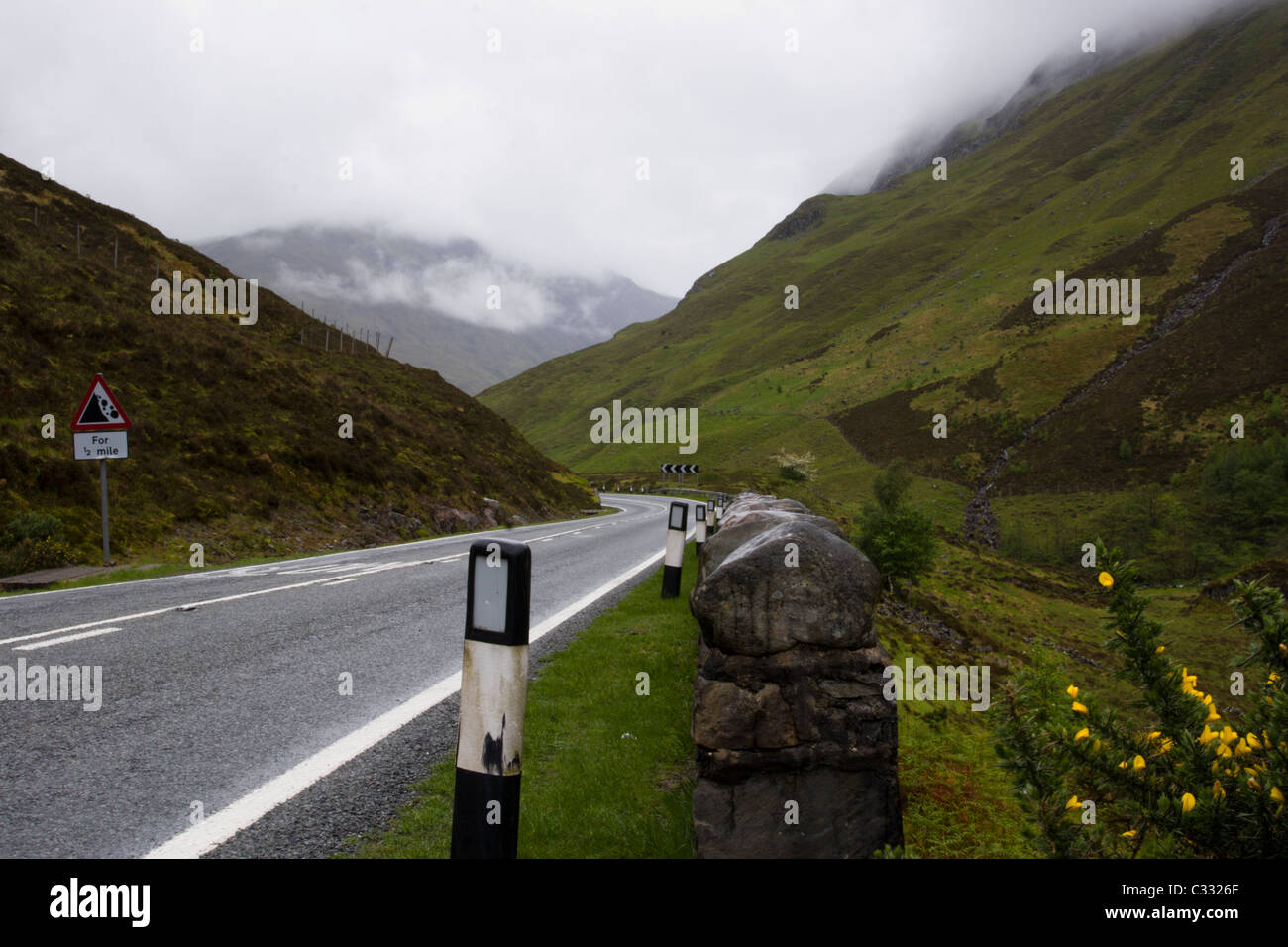 Strada di Montagna in Scozia in un giorno di pioggia Foto Stock