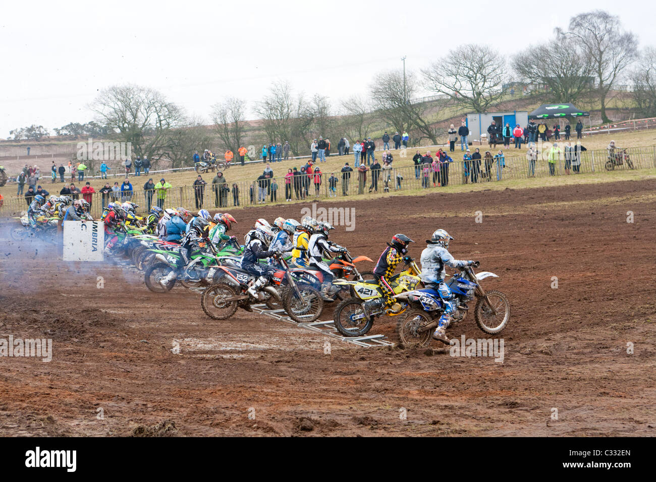 L'inizio di una pista di motocross gara di moto in una riunione vicino a Brampton, Cumbria, England Regno Unito Foto Stock