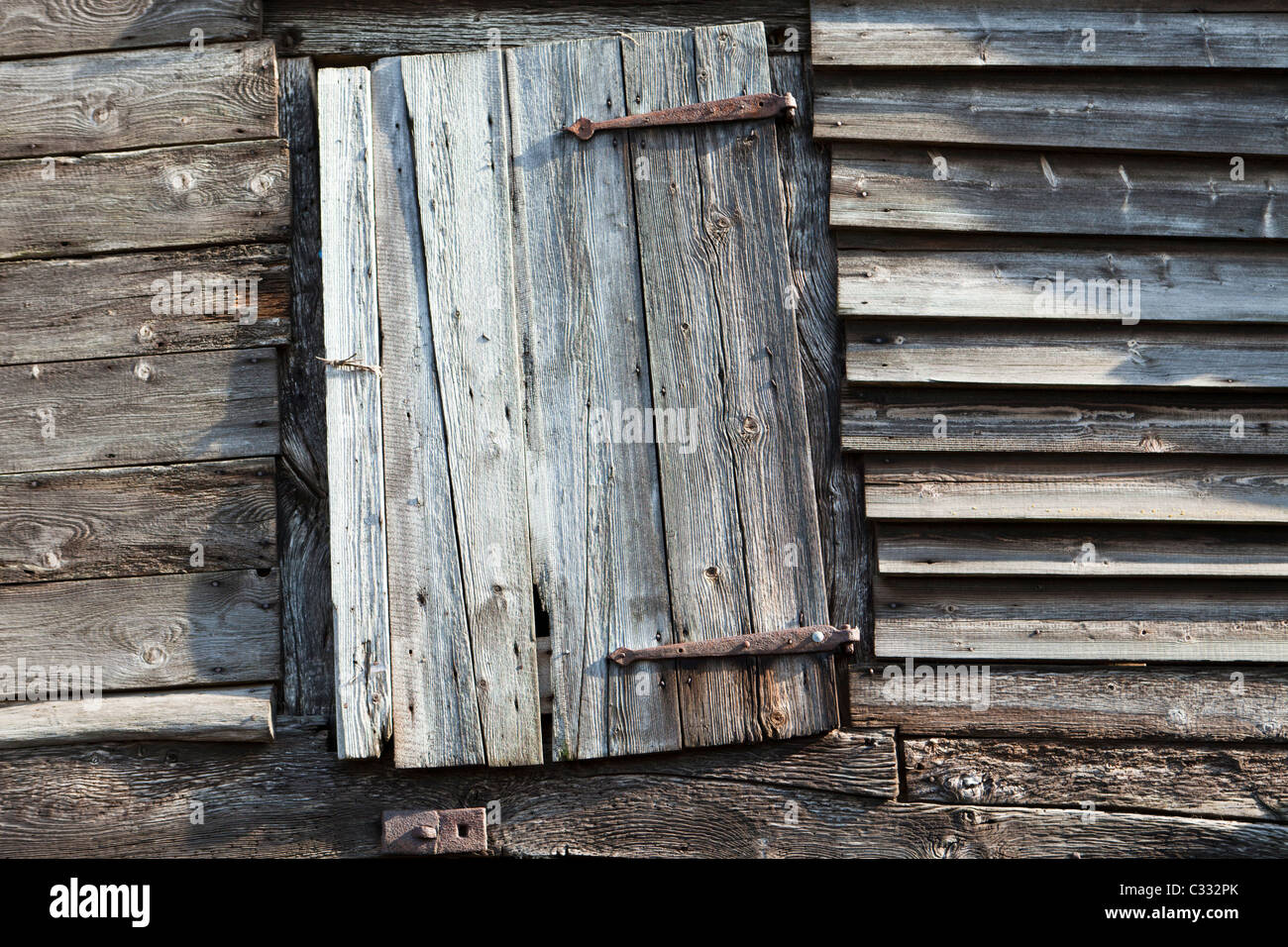 Blocchi di legno stagionato su un vecchio granaio di Upleadon Corte Agriturismo, Upleadon, Gloucestershire, England, Regno Unito Foto Stock