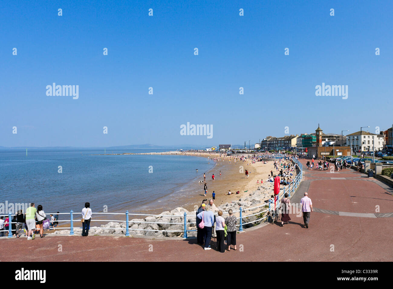 La passeggiata sul lungomare e dalla spiaggia della località balneare di Blackpool, Lancashire, Regno Unito Foto Stock
