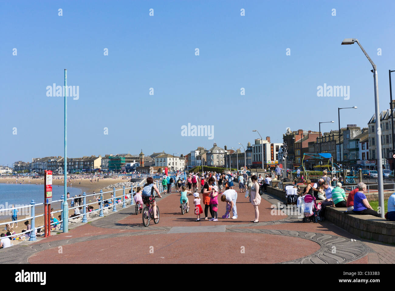 La passeggiata sul lungomare e dalla spiaggia della località balneare di Blackpool, Lancashire, Regno Unito Foto Stock