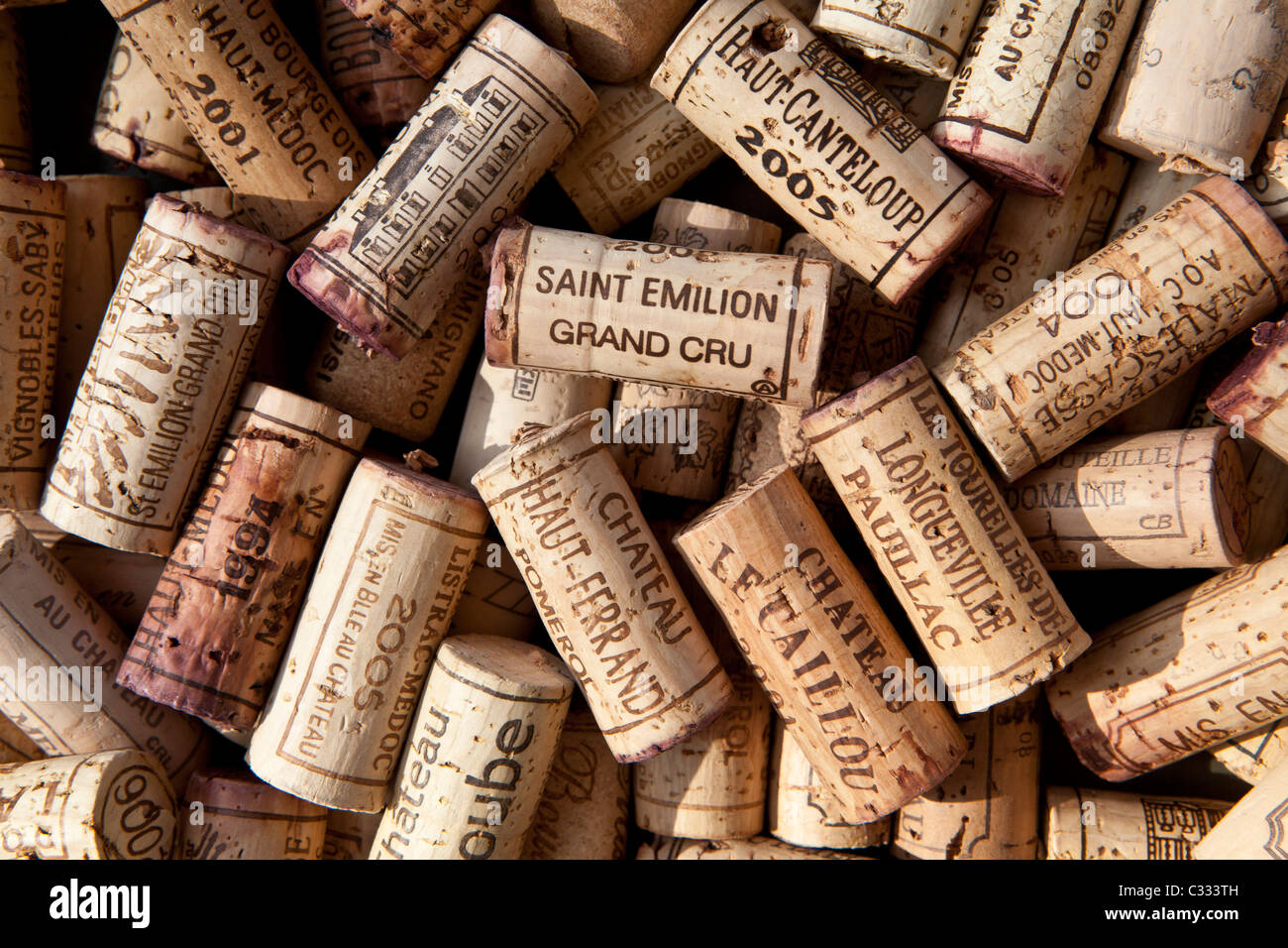 I tappi di sughero dal francese le bottiglie di vino da St Emilion e circondanti regioni vinicole della Francia Foto Stock