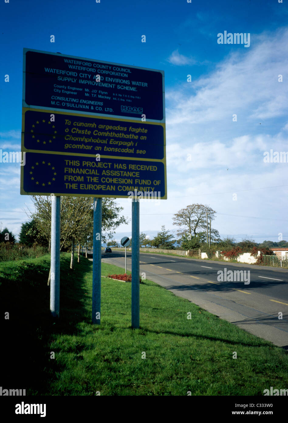 Vicino la città di Waterford, Co Waterford, Irlanda, cartello stradale che indica CE (Comunità europea) Supporto Foto Stock