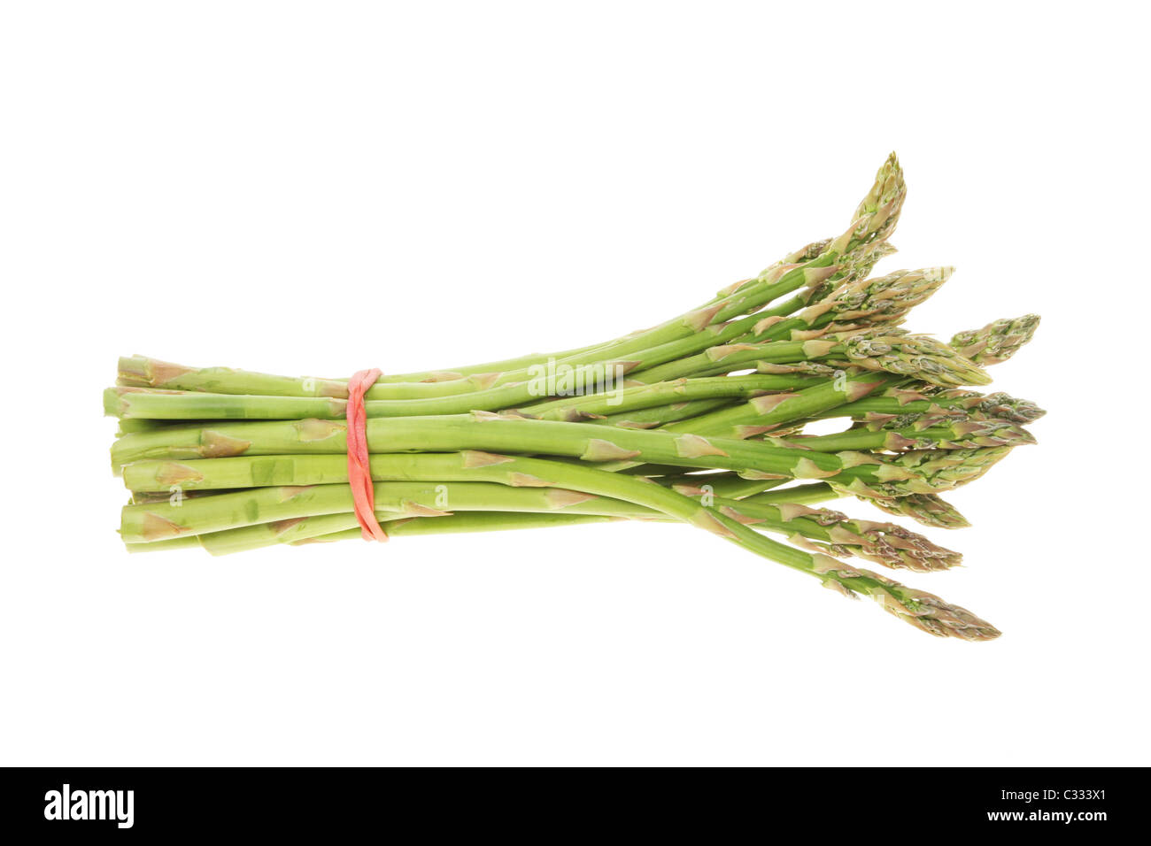 Mazzetto di asparagi freschi isolato su bianco Foto Stock