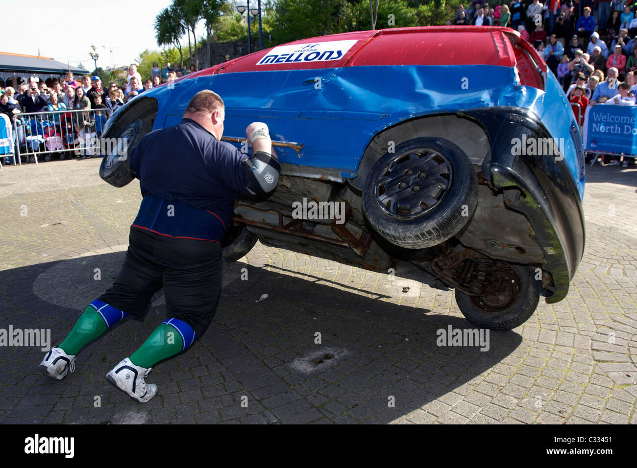 Regno Unito uomo forte glenn ross rotoli di una vettura nel tentativo di rompere Guinness world record. Ross non è riuscito a battere il record mondiale di 0,2s Foto Stock Regno Unito uomo forte glenn ross rotoli di una vettura nel tentativo di rompere Guinness world record. Ross non è riuscito a battere il record mondiale di 0,2s Foto Stock