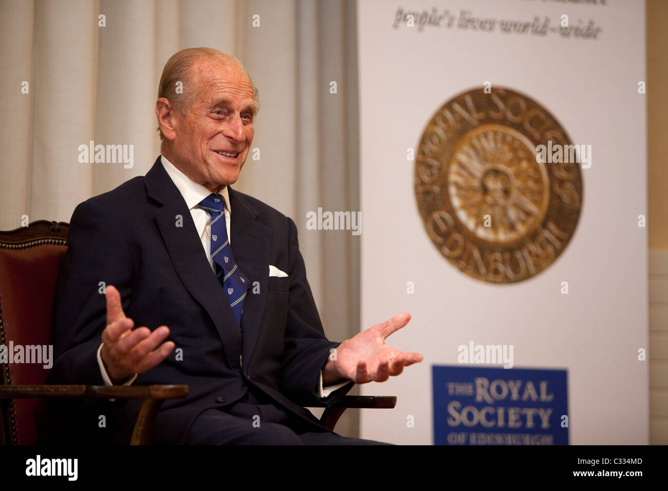 Sua Altezza Reale il Duca di Edimburgo alla Royal Society di Edimburgo a presente Royal medaglie Foto Stock