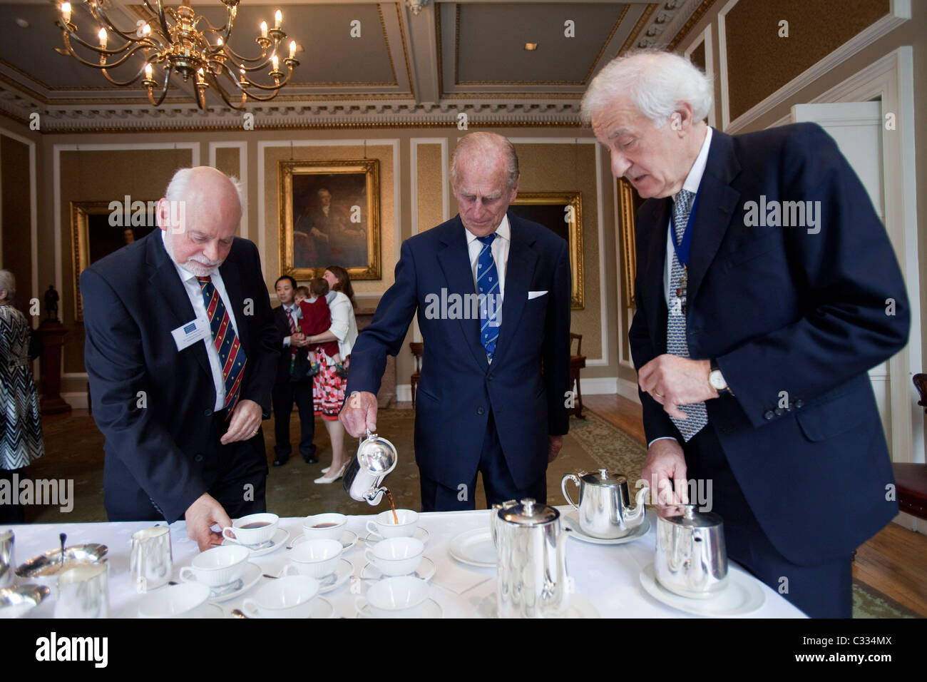S.a.r. il Duca di Edimburgo, il Principe Filippo, versa il tè per se stesso e gli altri alla Royal Society di Edimburgo dove egli è patrono. Foto Stock
