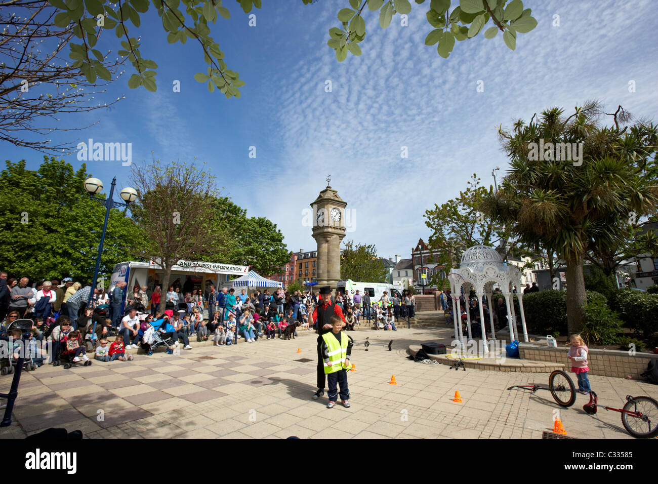 Street esecutore suona presso il mckee arena di clock in Bangor County Down nel Regno Unito Foto Stock
