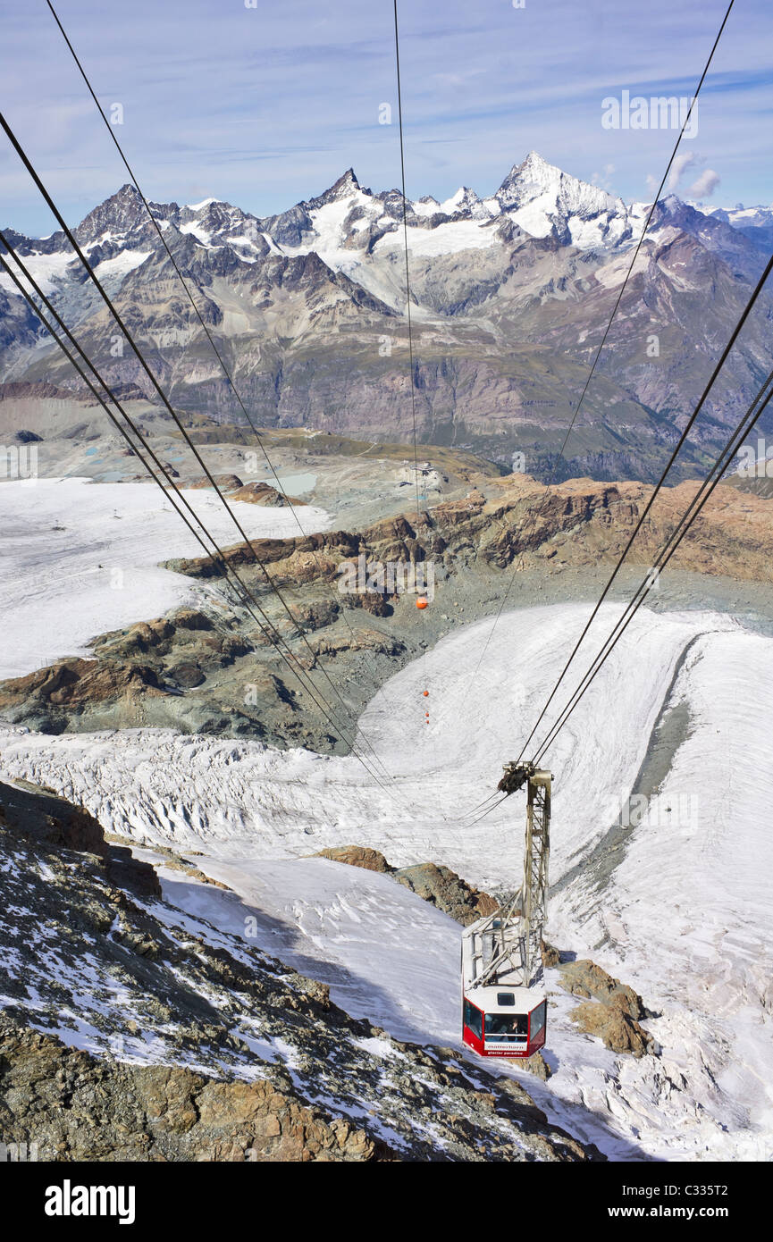 Funivia sospesi attraverso un enorme ghiacciaio Foto Stock