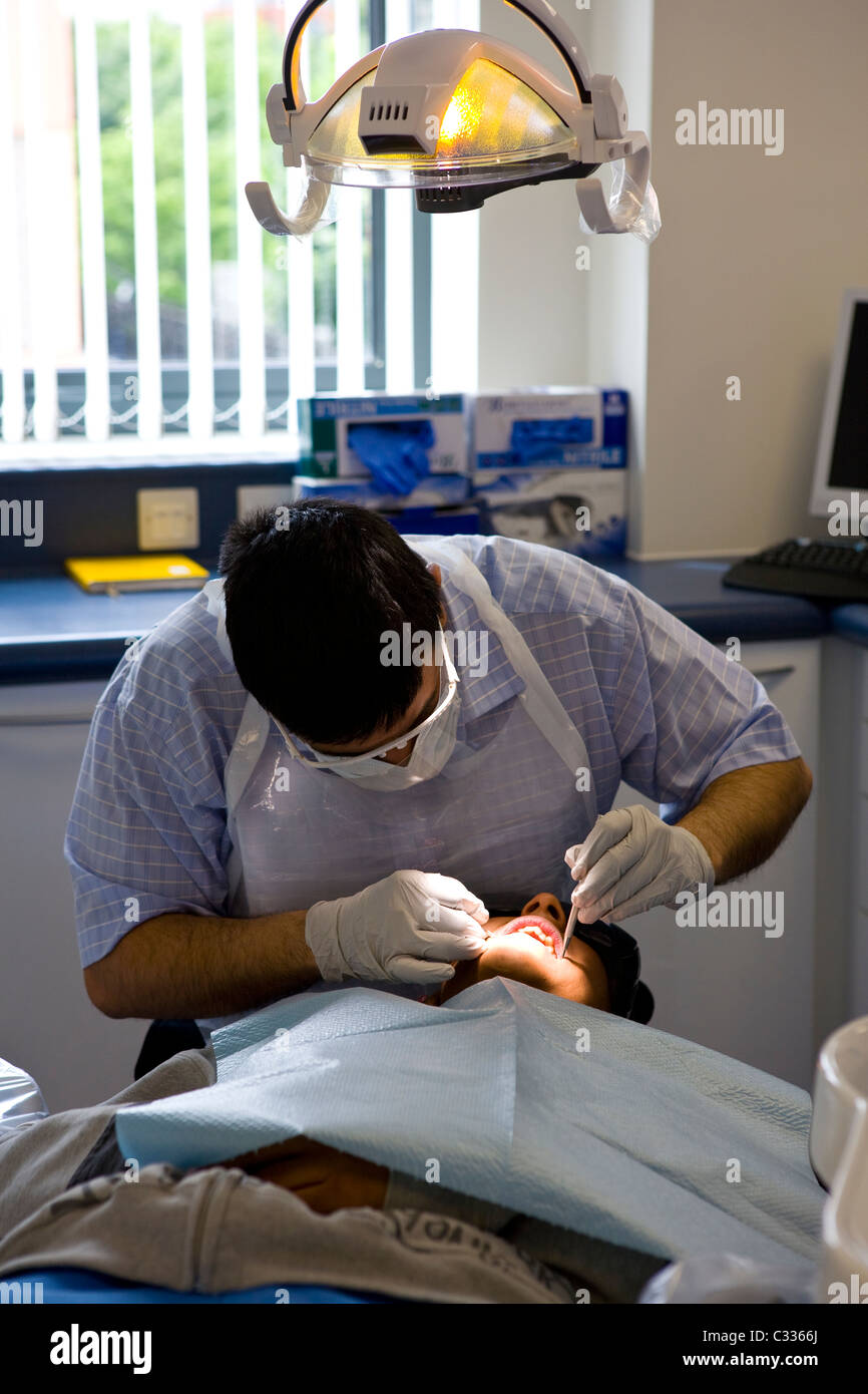 Dentistico all'interno del Barkatine poli clinic, East End di Londra Foto Stock