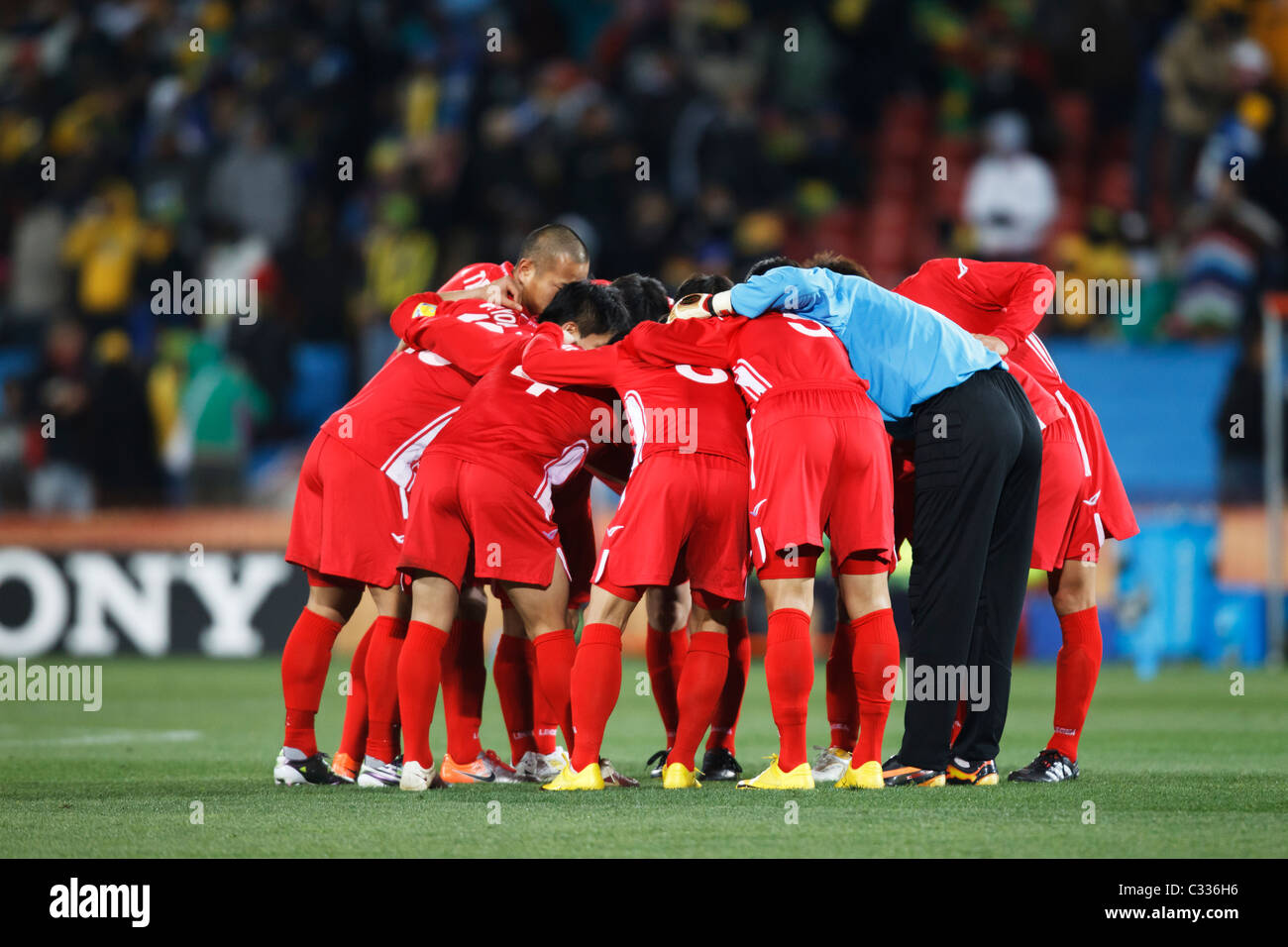 La Corea del Nord huddles team a metà tempo durante una Coppa del Mondo FIFA 2010 Gruppo G il match contro il Brasile il 15 giugno 2010. Foto Stock