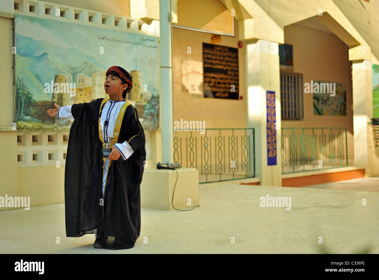 Oman, Moscato, vista del capretto maschio emanare un gioco culturale Foto Stock