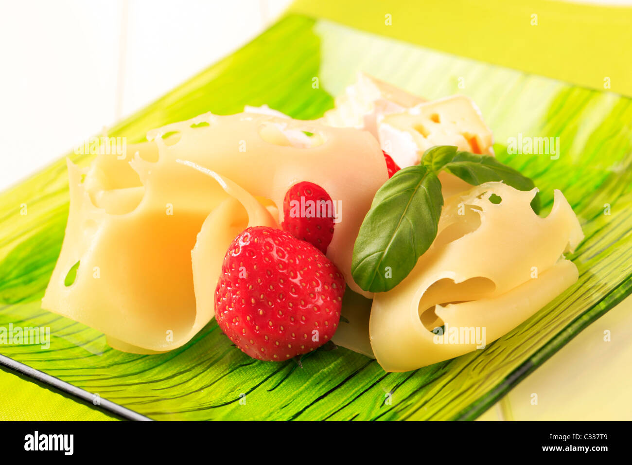 Formaggio e fragole fresche su una piastra Foto Stock