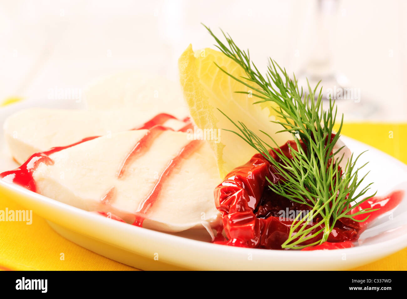 Fette di semiduro formaggio e pomodoro secco Foto Stock