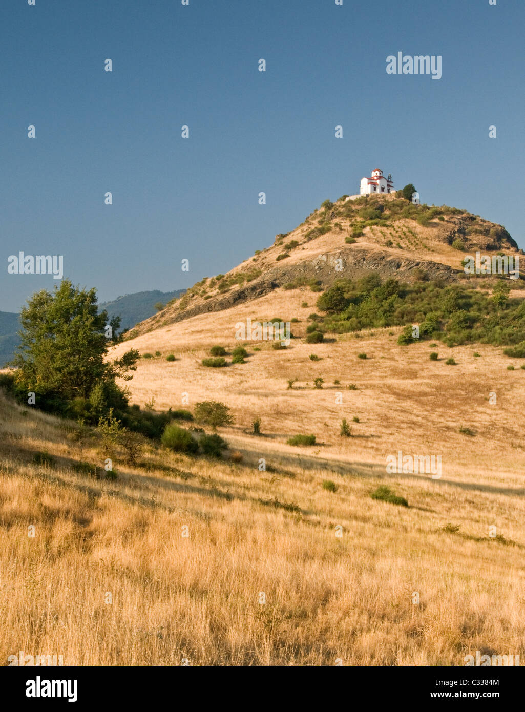 Tradizionale idilliaca Chiesa Greca sulla collina vicino Trigona, Trigona, pianura della Tessaglia, in Grecia, in Europa Foto Stock