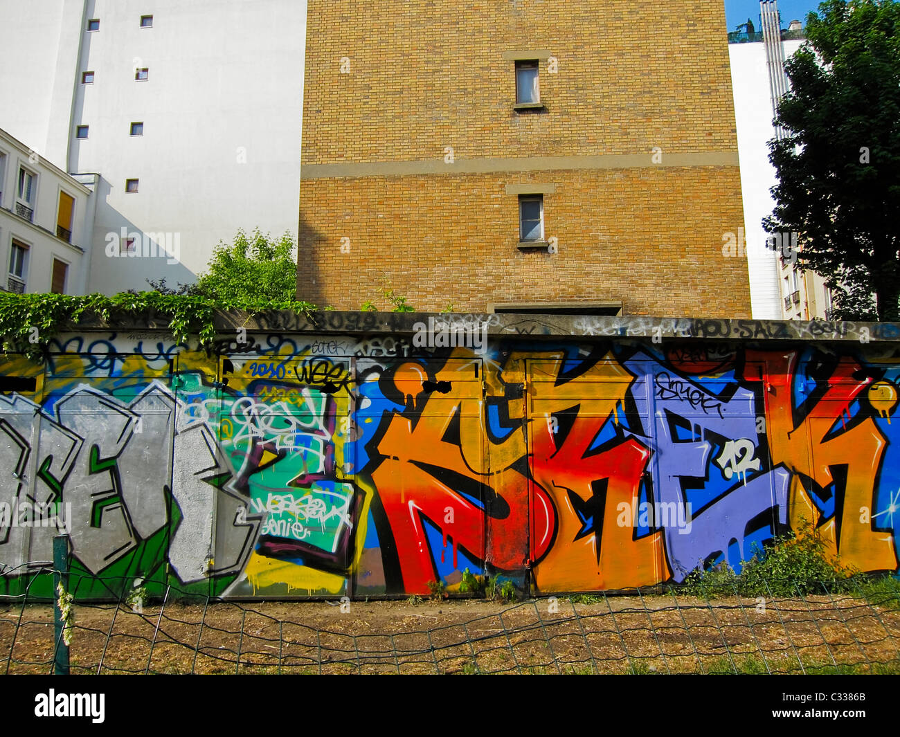 Parigi, Francia, a parete Graffiti a fronte di vecchi edifici di appartamenti Foto Stock