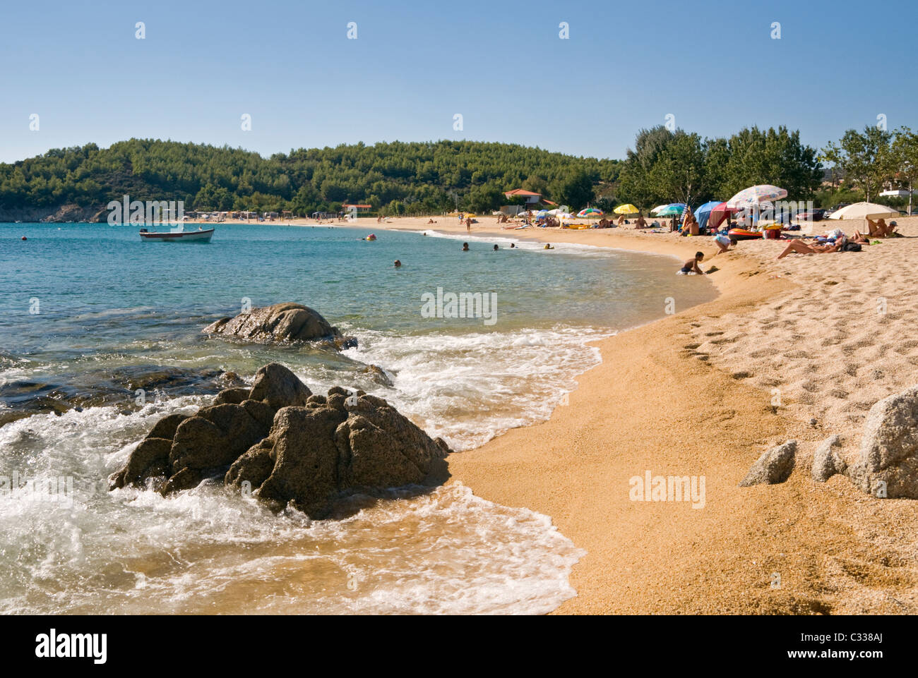 Bella spiaggia greca sulla penisola di Sithonia, Thessaloníki, Grecia, Europa Foto Stock