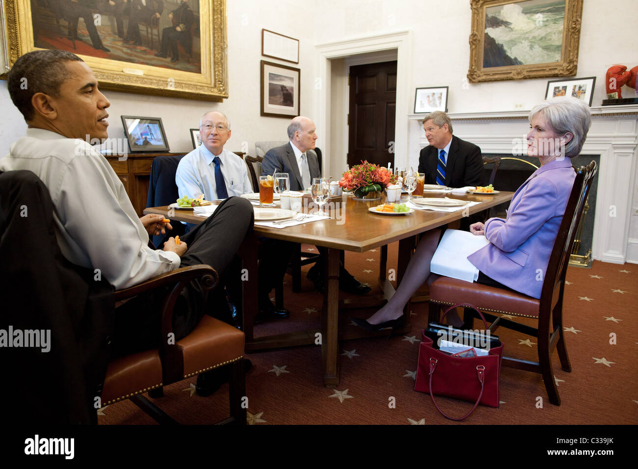 Il presidente Barack Obama ha il pranzo con il Segretariato del Gabinetto all Ufficio Ovale sala da pranzo privata, 10 marzo 2011. Foto Stock