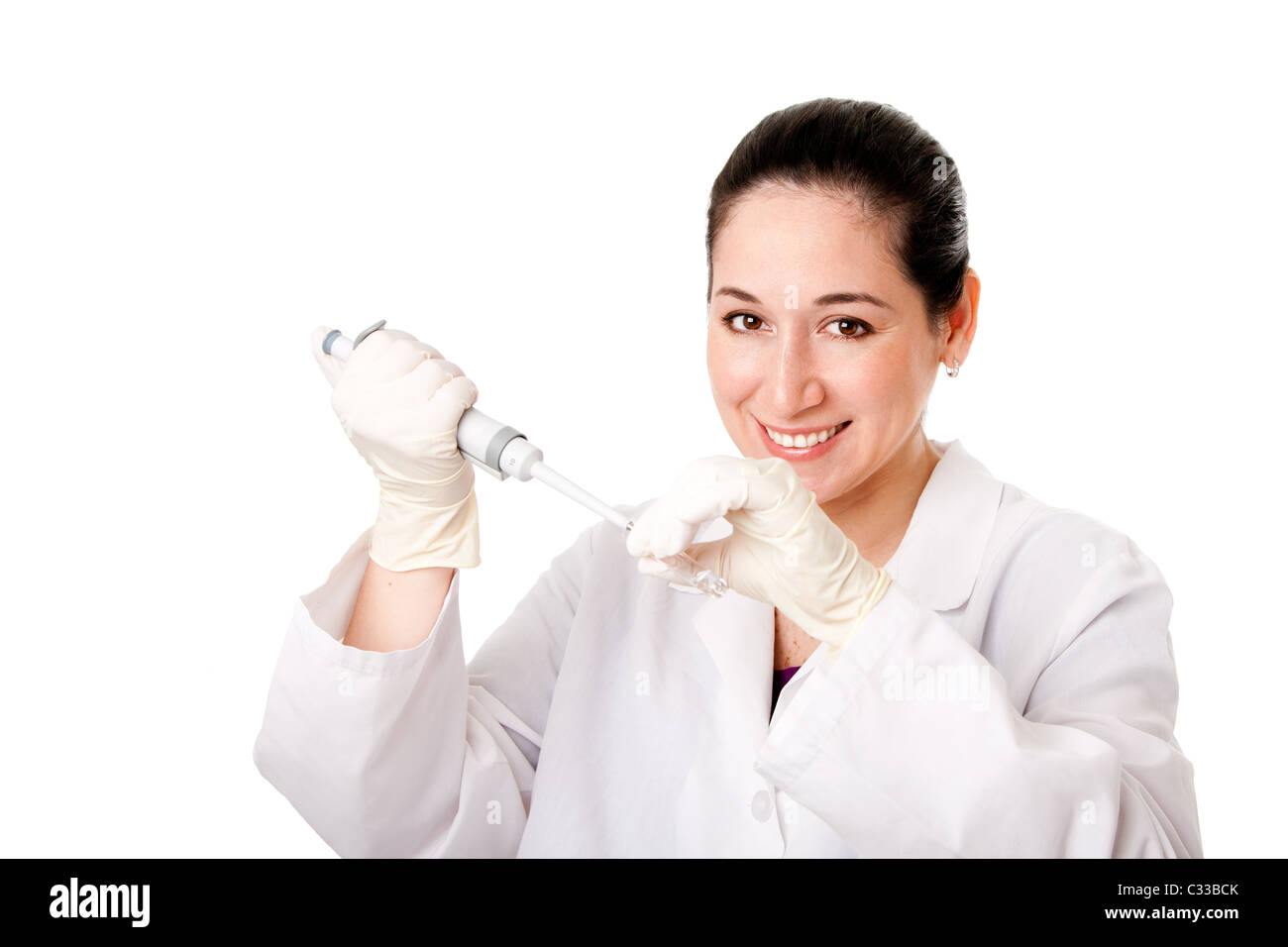 Attraente femmina ricercatore del laboratorio di fare scienza medica esperimento il pipettaggio per preparare il vaccino, isolata. Foto Stock