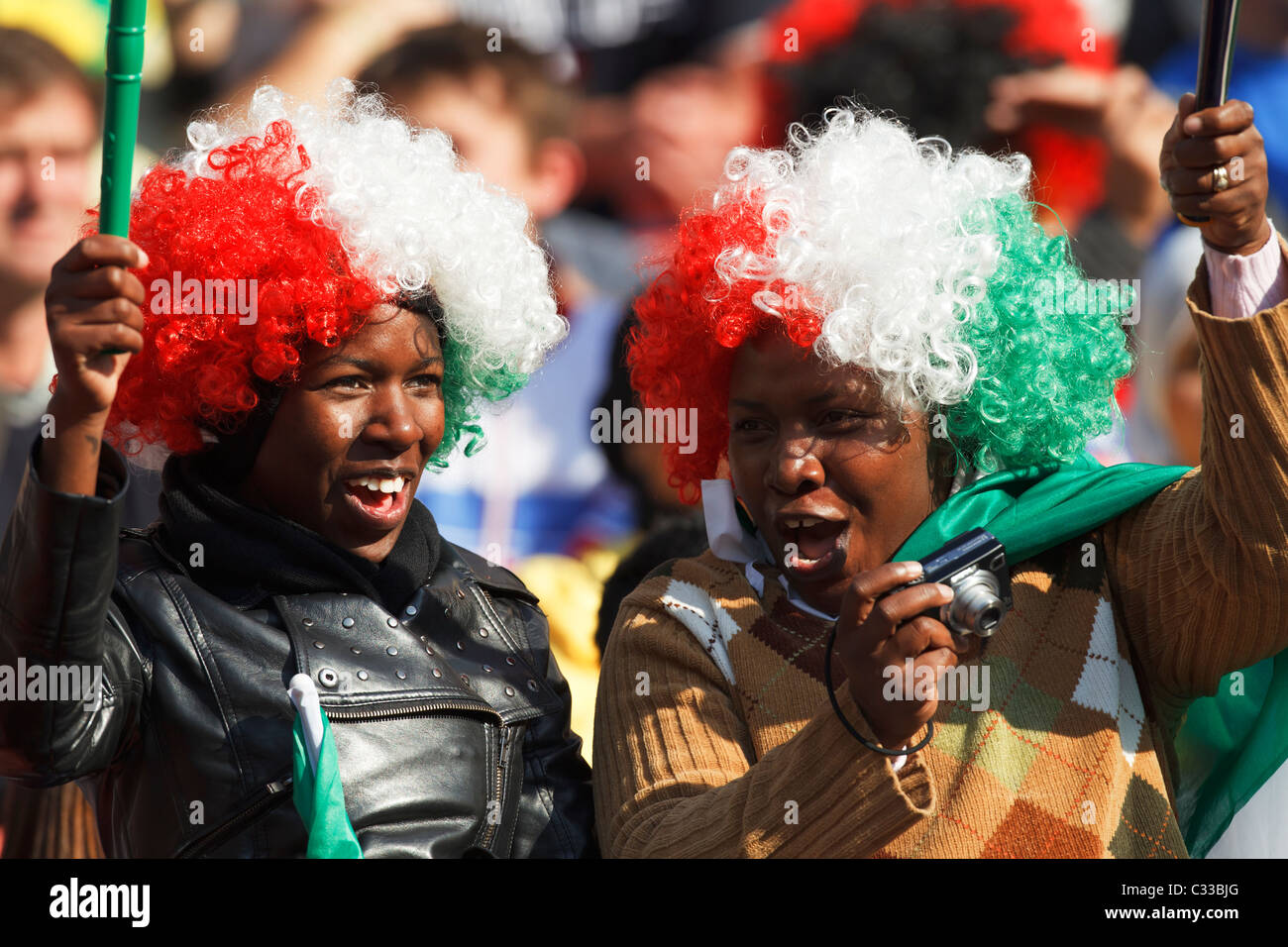 Le giovani donne si divertono in una partita del gruppo F della Coppa del mondo FIFA tra Italia e Slovacchia il 24 giugno 2010 all'Ellis Park Stadium di Johannesburg, Sudafrica. Solo per uso editoriale. Nessuna spinta all'utilizzo dei dispositivi mobili. Uso commerciale vietato. (Fotografia di Jonathan Paul Larsen / Diadem Images) Foto Stock