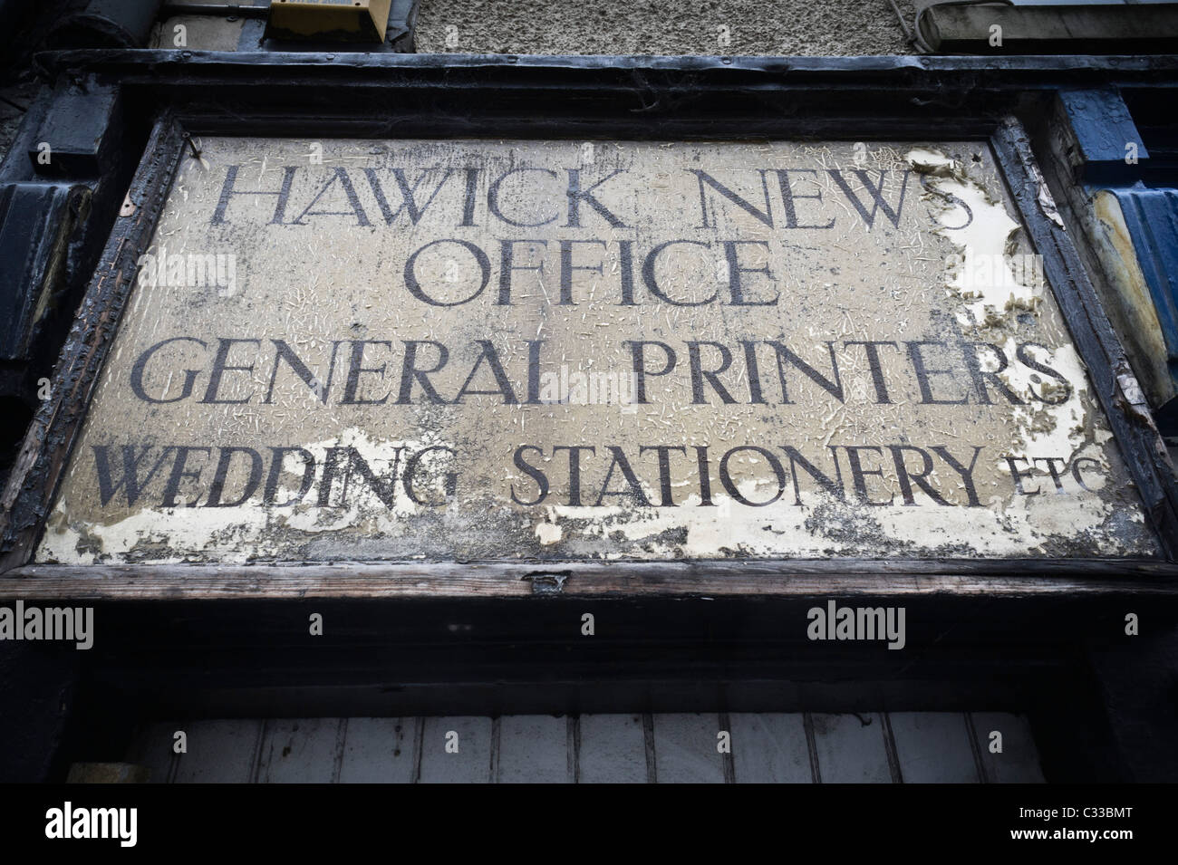 Frontiera scozzese città di Hawick - immagini lungo la High Street - impressioni di depressione economica. Il vecchio segno per business chiuso Foto Stock