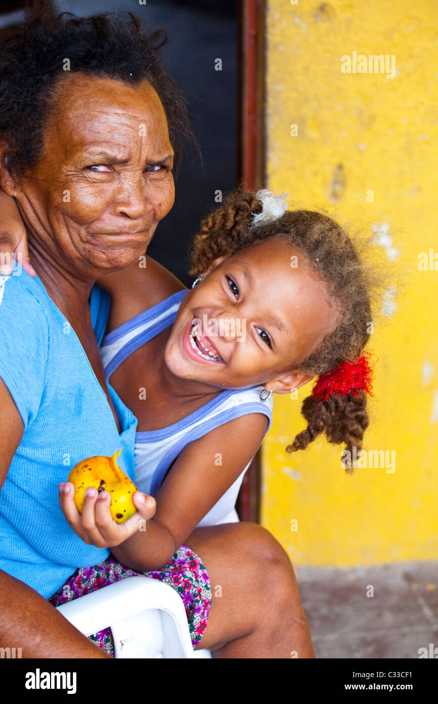 Ragazza colombiana e la nonna, Bocachica, Cartagena, Colombia Foto Stock