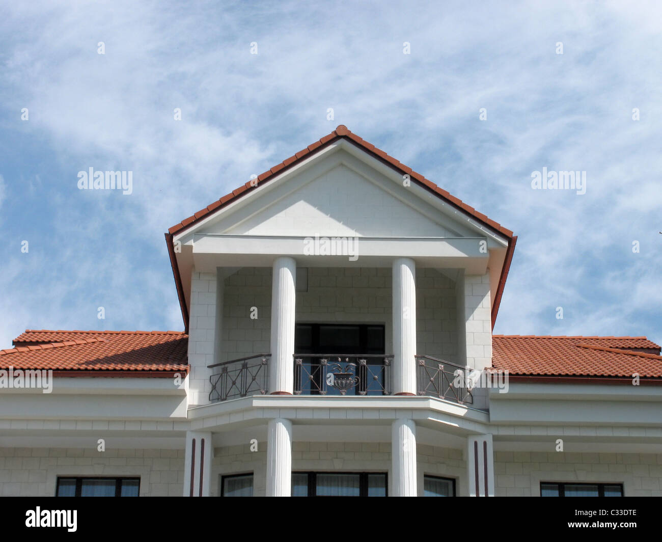 Cottage balcone sul cielo blu Foto Stock