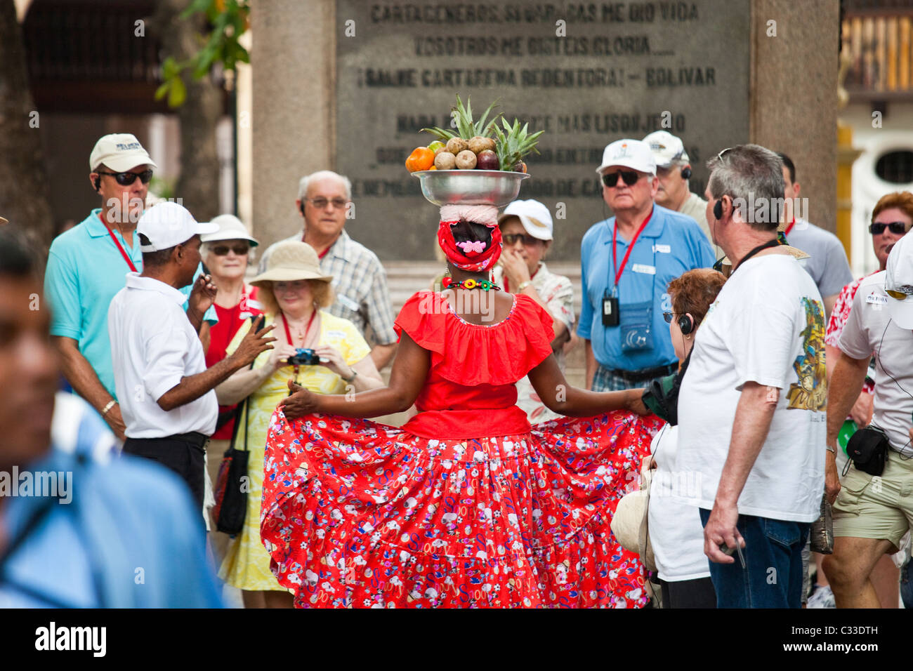 Tour di gruppo e un frutto lady, Cartagena, Colombia Foto Stock