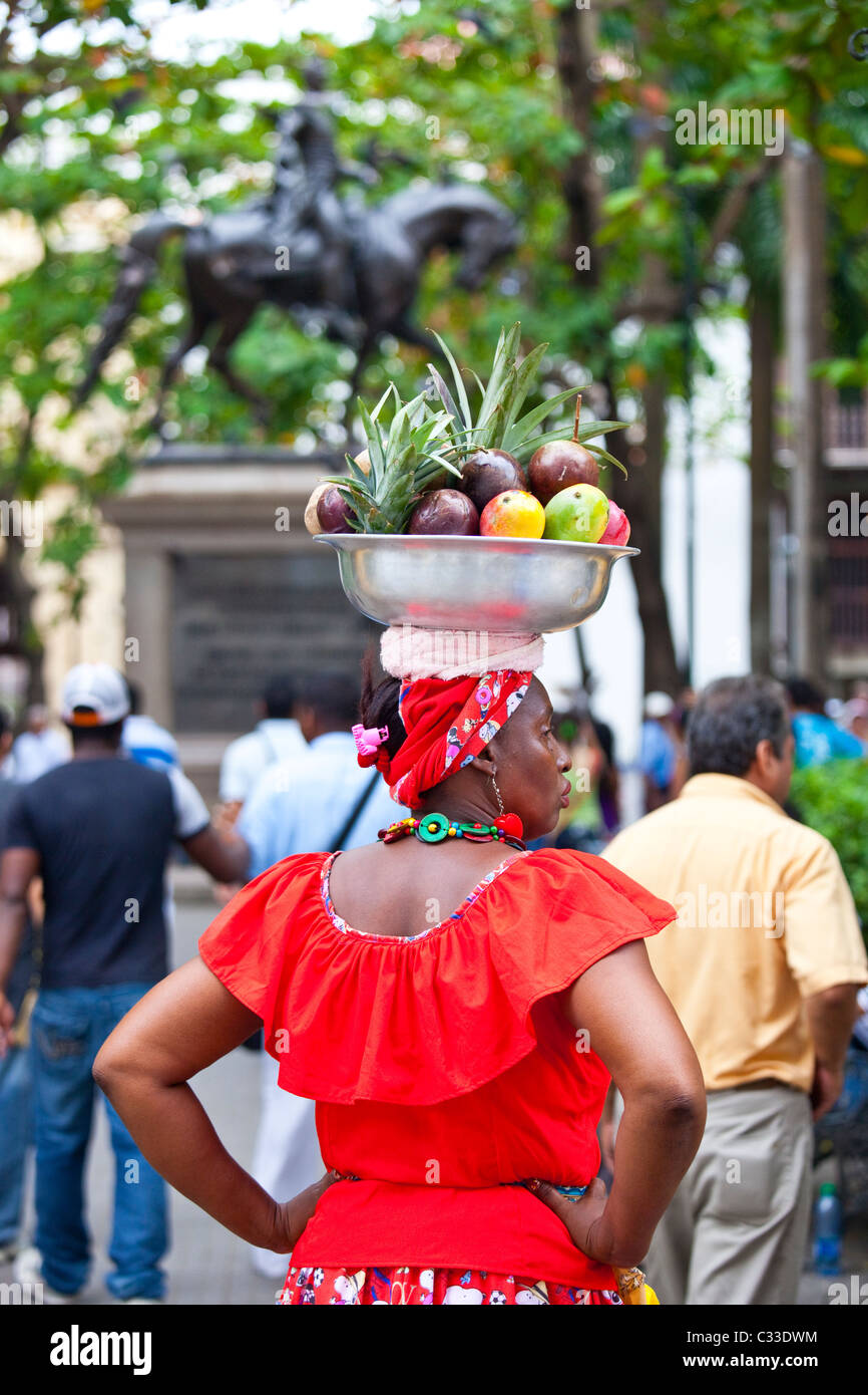 Signora frutta, statua di Simon Bolivar, città vecchia, Cartagena, Colombia Foto Stock