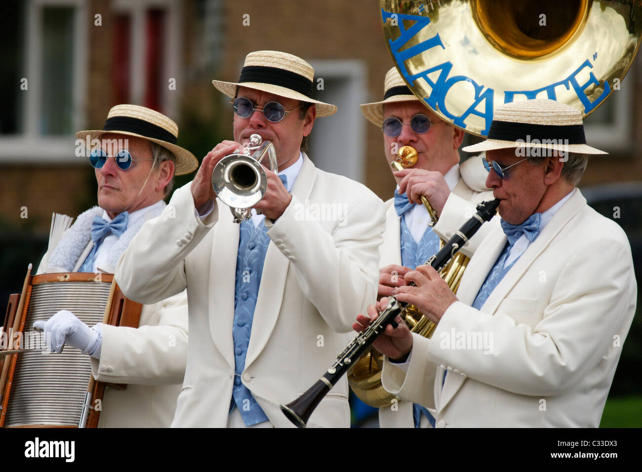 Gruppo musicisti suonano musica prestazioni costume bianco tromba clarinetto street Rotterdam Paesi Bassi Foto Stock