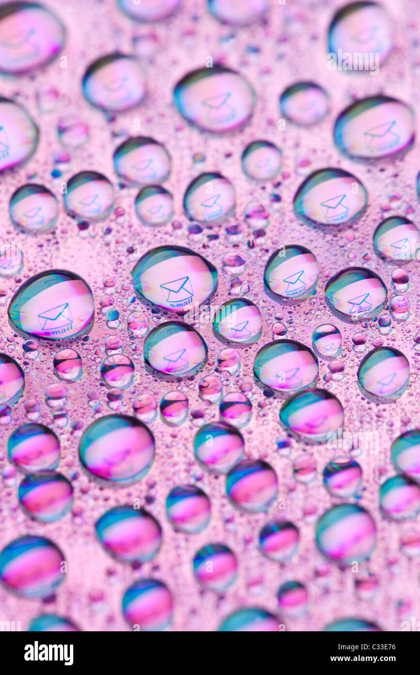 Il simbolo della busta si riflette nelle gocce di acqua. Close-up di goccioline di acqua posto su un disco DVD Foto Stock
