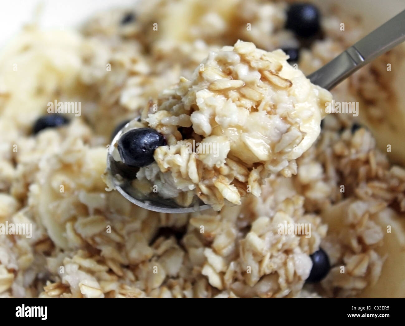 Farina di avena porridge con mirtilli neri e banana Foto Stock