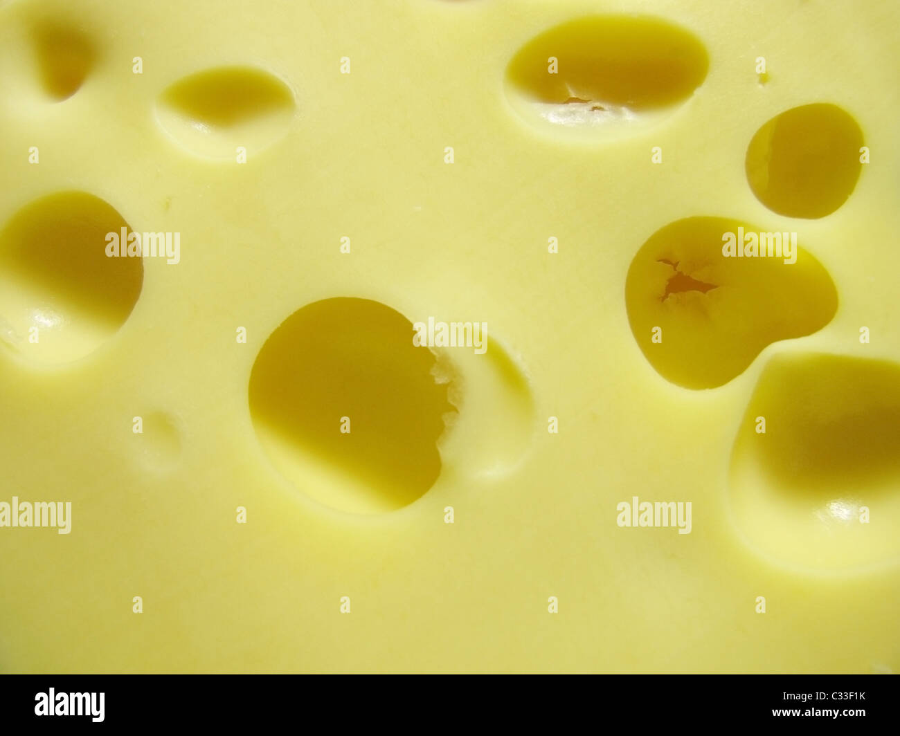 Abstract sfondo giallo: formaggio con fori Foto Stock