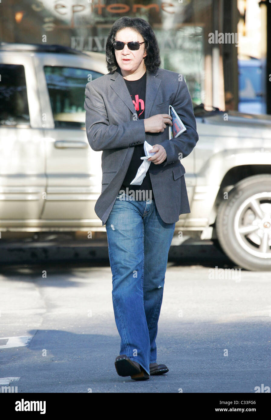 Kiss frontman Gene Simmons preleva una copia dell' ultimo numero di LA settimanale di Los Angeles, California - 07.01.09 BAC/ Foto Stock