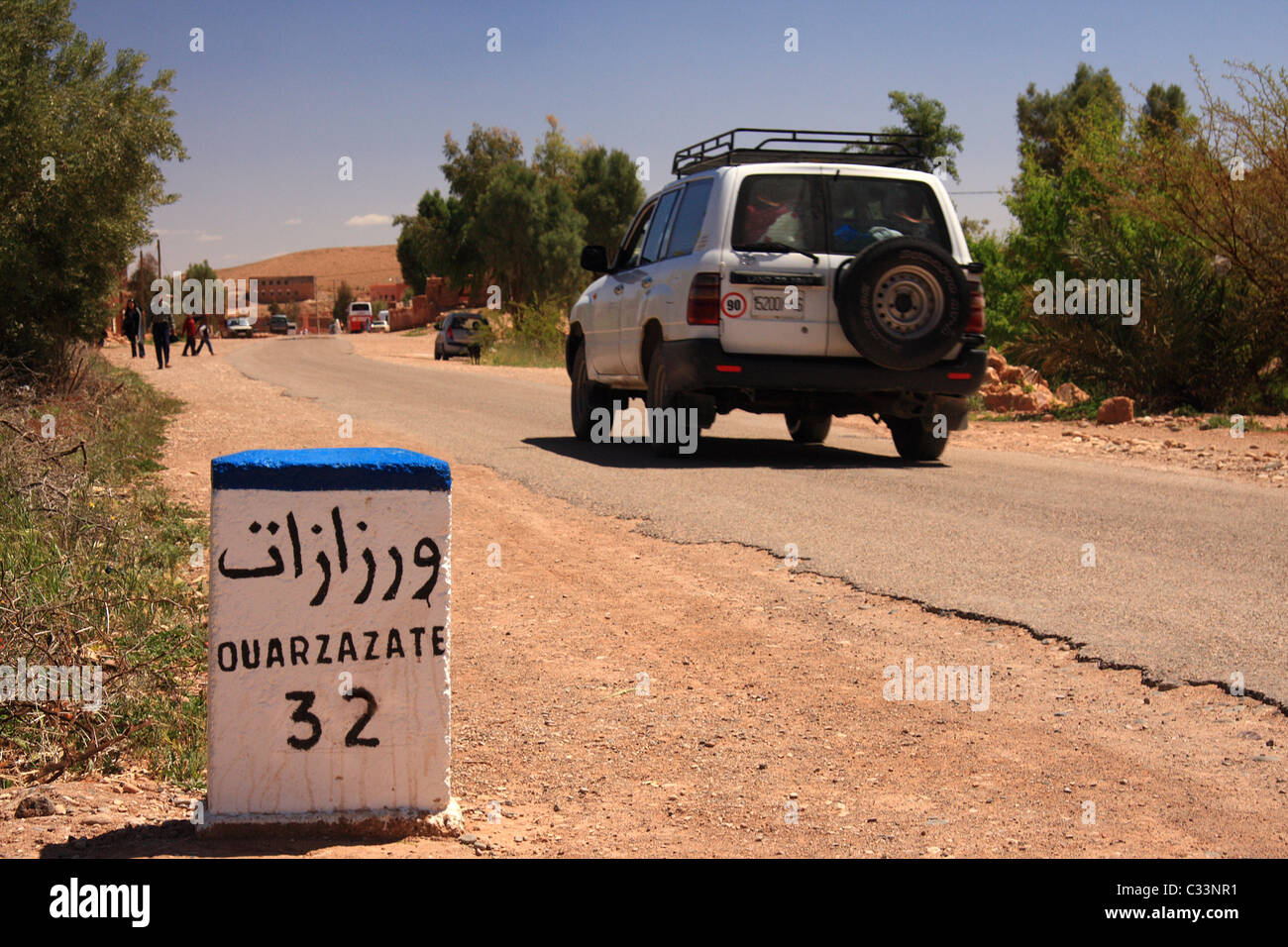 Inglese/Arabo cartello stradale a Ouarzazate;popolare cittadina turistica/Marocco's Hollywood, sud del Marocco Foto Stock