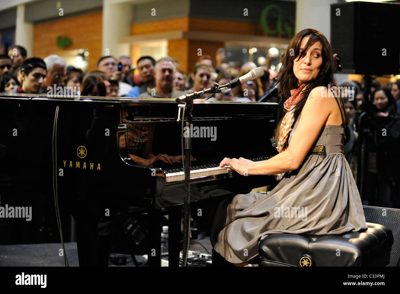 Il cantante canadese Chantal Kreviazuk performing live presso l  inaugurazione del Toronto Eaton Centre di Cristallo Swarovski desiderio  albero a Foto stock - Alamy