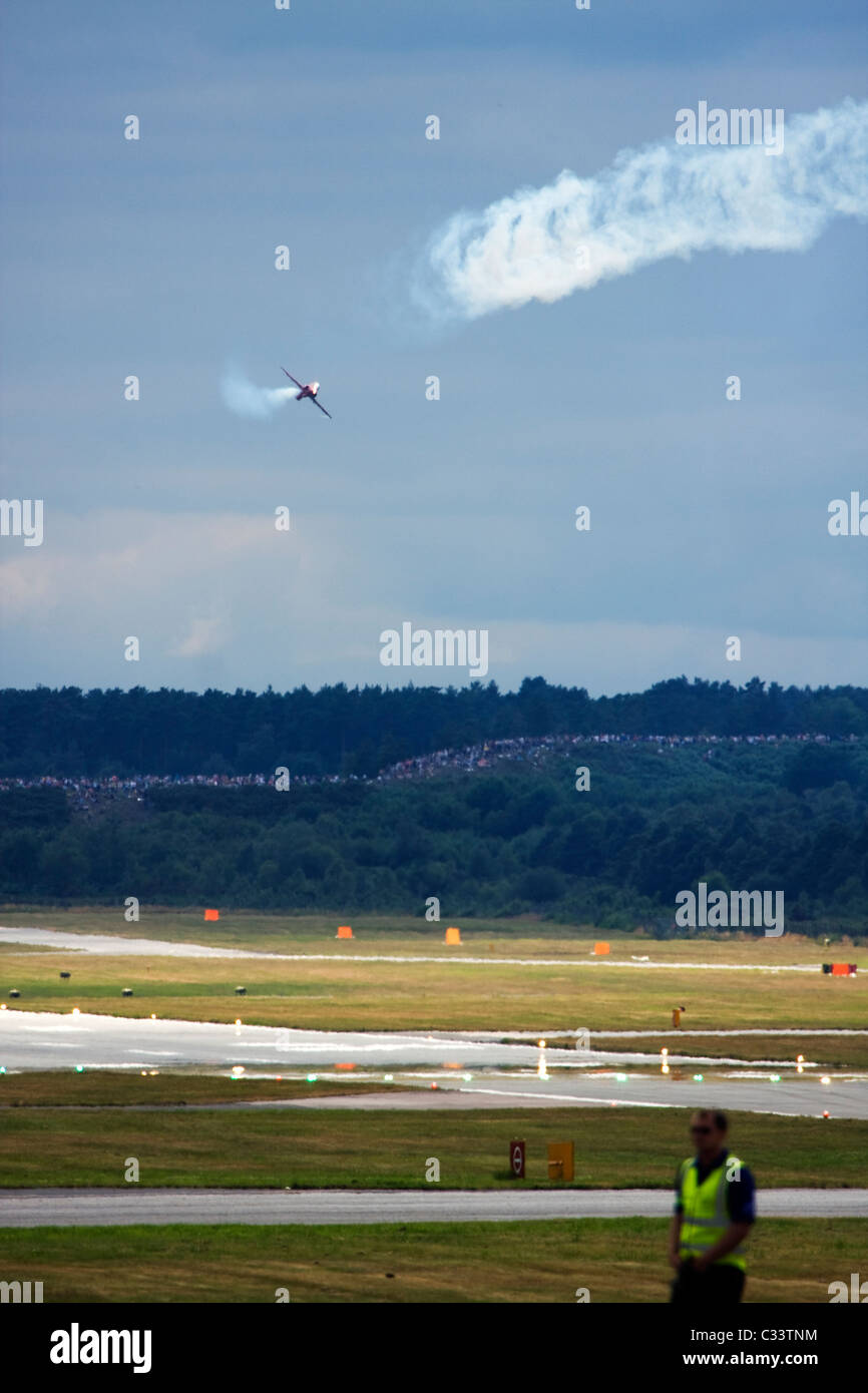 UK Air Force frecce rosse display team British Aerospace Hawk T1 brivido folle a Farnborough Airshow Internazionale 2010, UK. Foto Stock