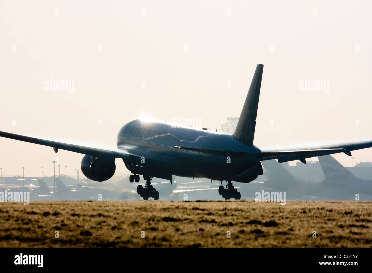 Aereo commerciale in atterraggio a Londra Heathrow con le scie di condensazione formando al di sopra di dette alette. Foto Stock