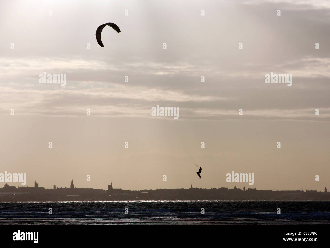 Kite surfer jumping in Fraserburgh Bay, a nord est della Scozia Foto Stock