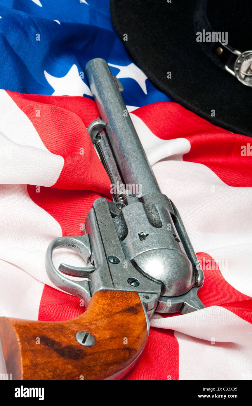 Colt45 pistola, cappello e bandiera degli Stati Uniti Foto Stock
