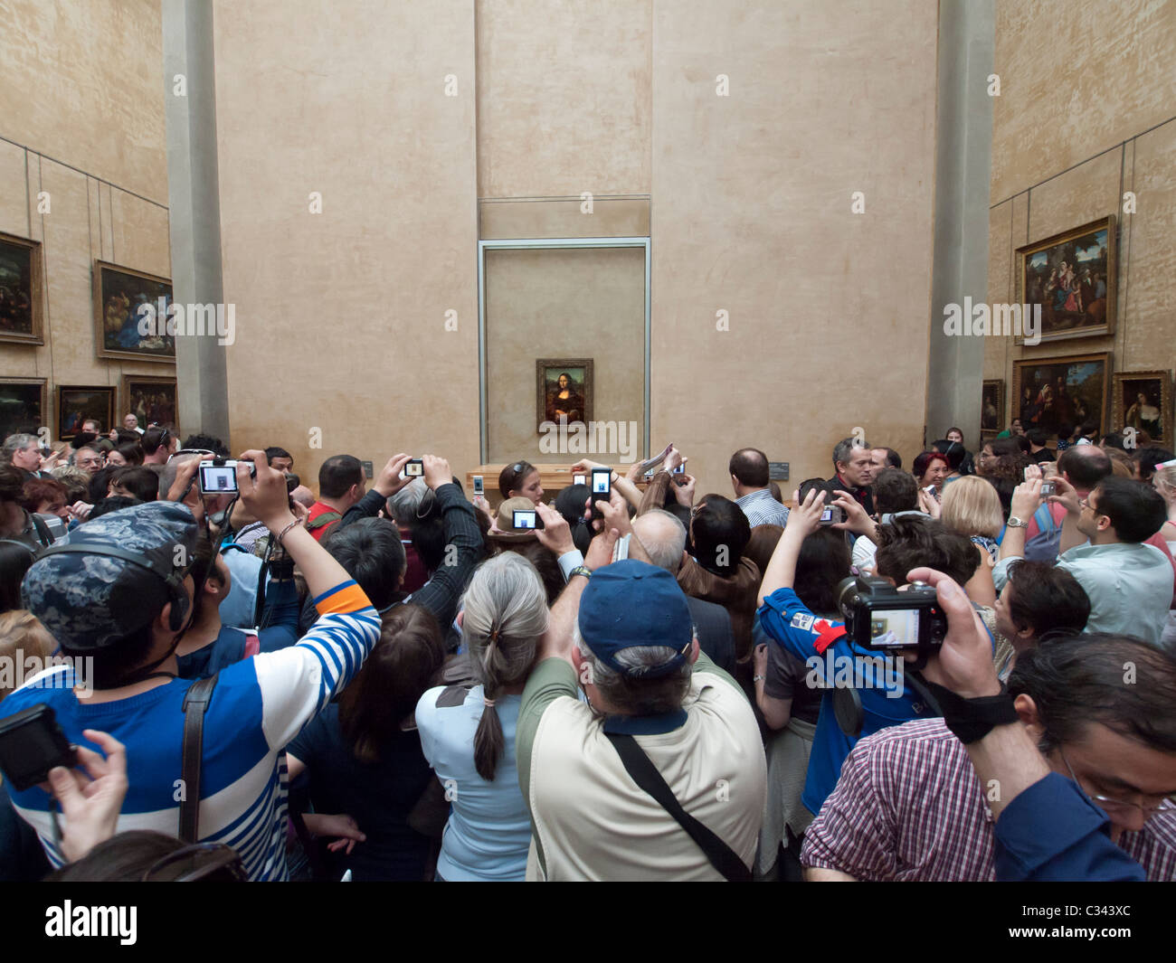 Enormi folle di turisti cercando di vedere la Mona Lisa dipinto di Leonardo da Vinci presso il museo del Louvre a Parigi Francia Foto Stock